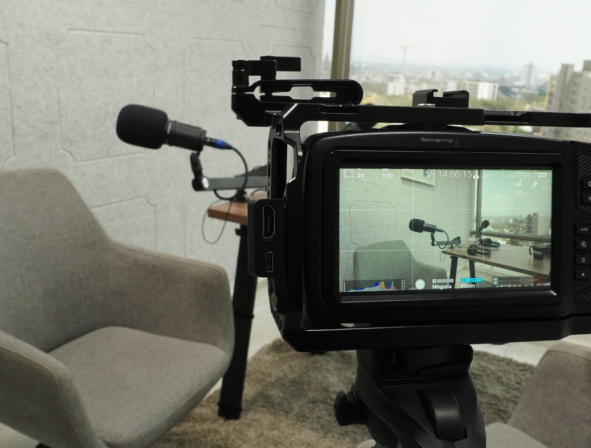 Cámara profesional en sala de podcast